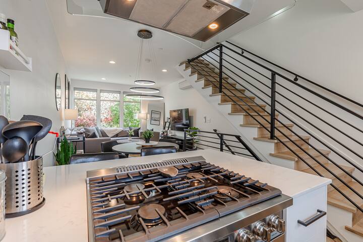 Modern Townhouse Perfect for Groups & Good Vibes gallery image 2