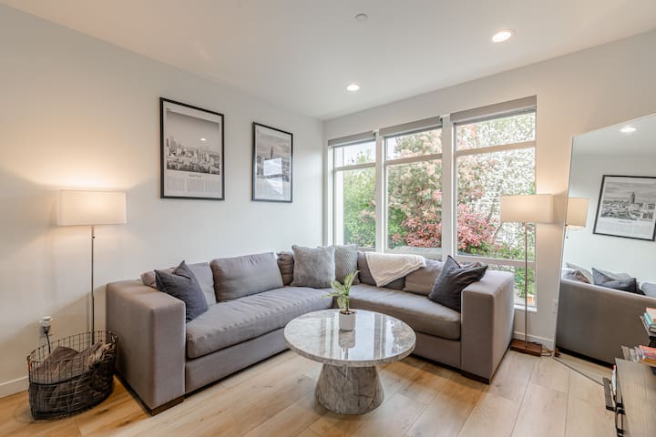 Modern Townhouse Perfect for Groups & Good Vibes