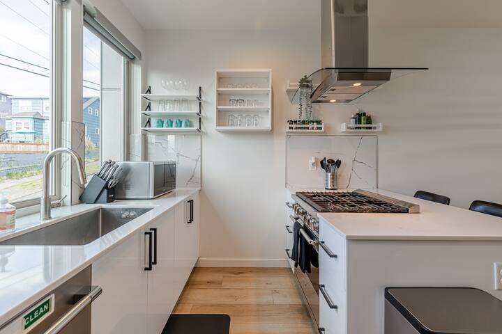 Modern Townhouse Perfect for Groups & Good Vibes gallery image 5