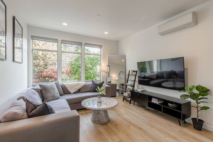 Modern Townhouse Perfect for Groups & Good Vibes gallery image 3