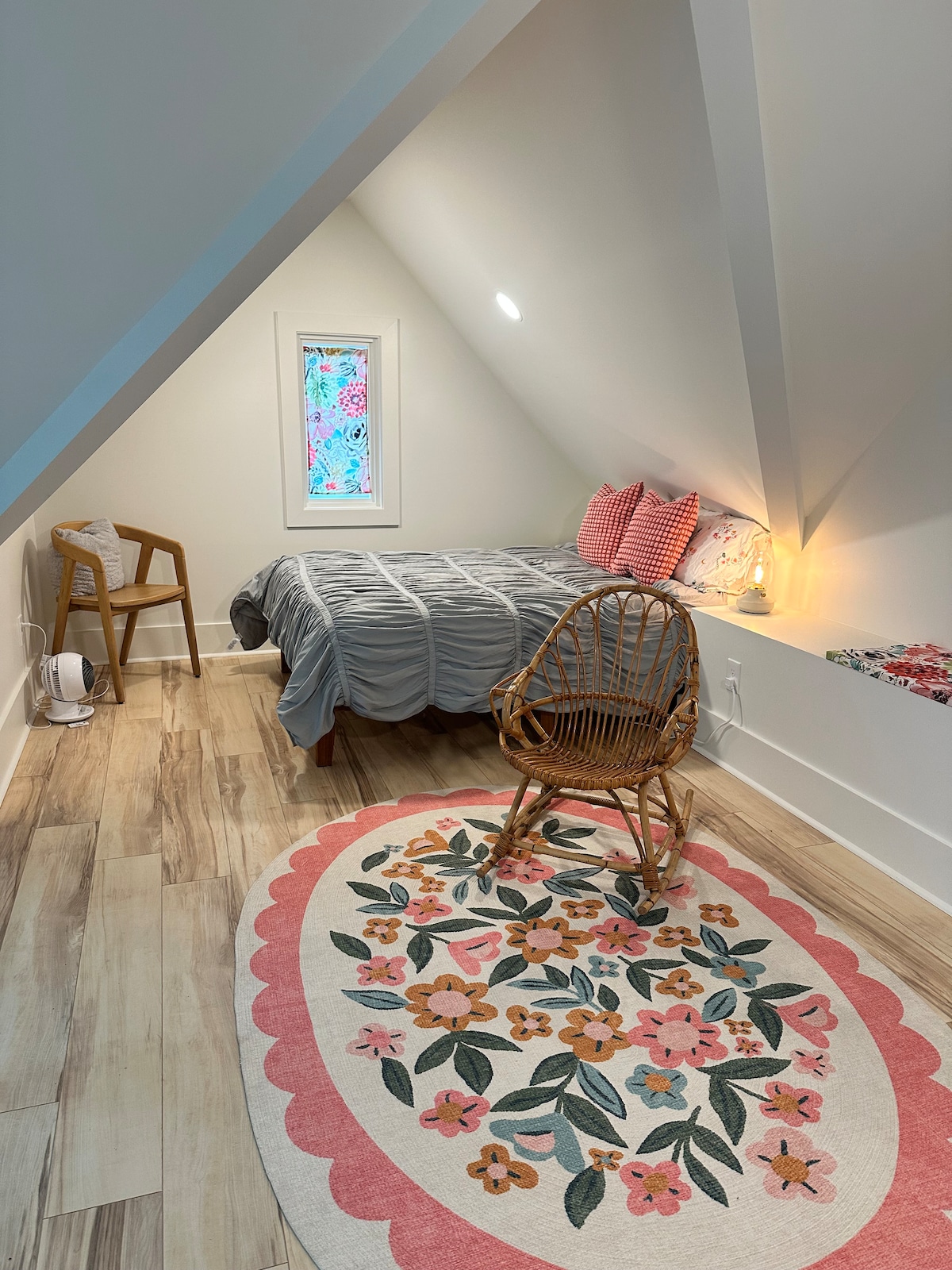 Loft met groot bed bevindt zich boven de grote slaapkamer. Klim naar deze super schattige kamer via de ladder in de woonkamer!