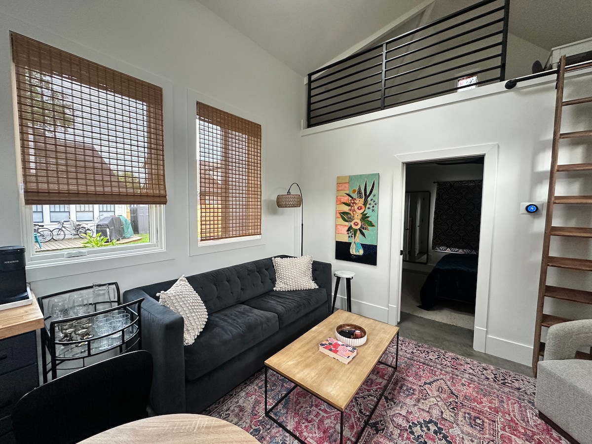 Uitnodigende woonkamer met een queensize slaapbank in West Elm!