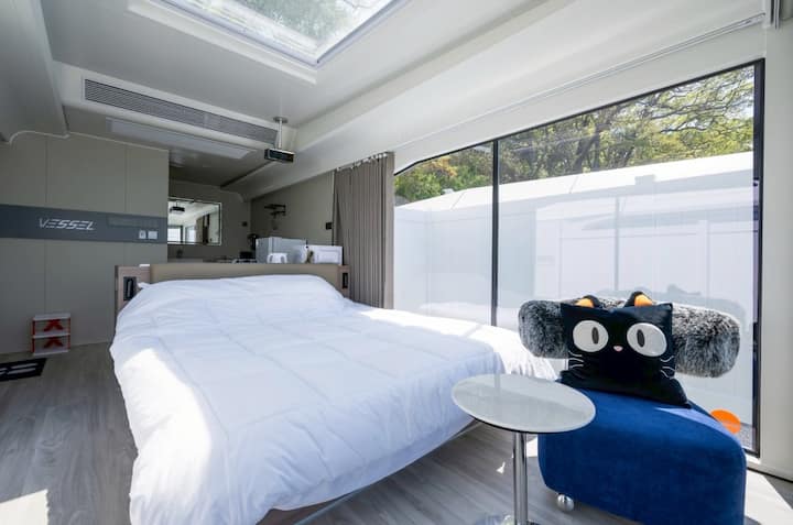 Spaceship-Style Container Hotel / BBQ / Sauna / Projector / Beach