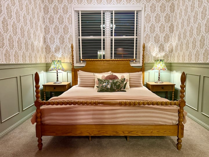 Romantica camera da letto in stile vittoriano con letto matrimoniale grande e lampade Tiffany
– Dormi nel lusso circondato da morbide carte da parati vintage, luce calda ed eleganti dettagli francesi.