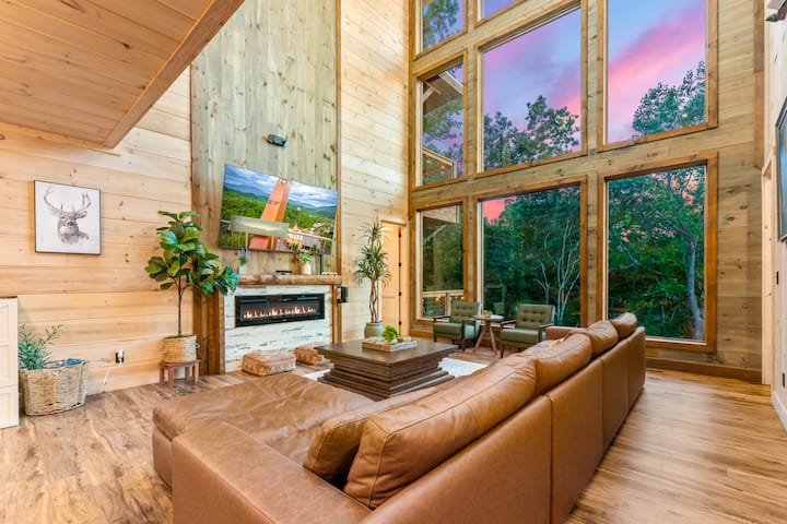 Esta amplia sala de estar es hermosa y acogedora, por lo que es un lugar perfecto para reunir a la familia después de un ajetreado día explorando las Smokies.