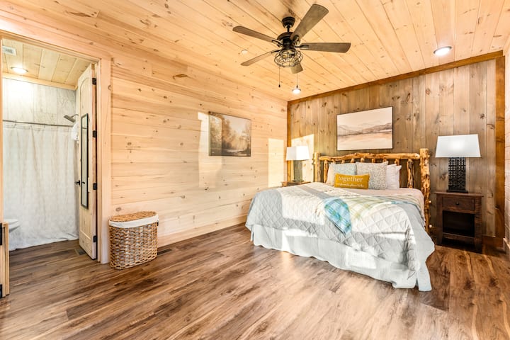Este dormitorio tamaño king tiene un baño privado, balcón privado y cama tamaño queen abatible.