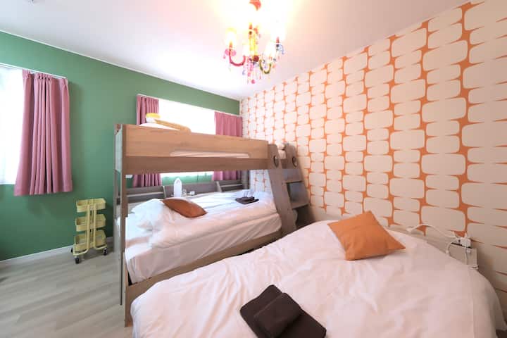 卧室配有遮光窗帘、一张双层床（下层为半双人床，上层为单人床）和一张半双人床。 可应要求提供额外的日式床垫。 房间很有趣，但睡觉时面对的墙壁是白色的，很平静。