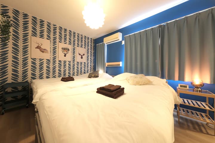 卧室配有遮光窗帘、一张双人床和一张半双人床。 您睡觉时面对的墙壁是白色的，绿色（人造植物）装饰有助于您放松身心。