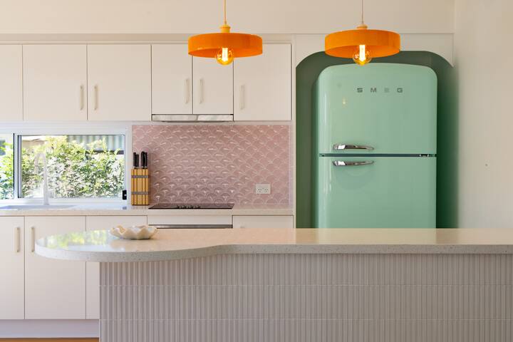 The Little Tropicana – 4 Bedroom House In Town! gallery image 2