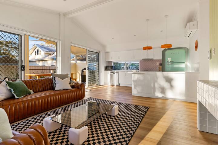 The Little Tropicana – 4 Bedroom House In Town! gallery image 5