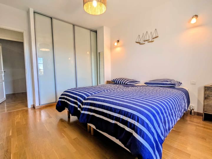 2 מיטות ב -90*200 כדי להשאיר את האפשרות שיהיו שתי מיטות נפרדות במידת הצורך /חדר הלבשה מובנה 