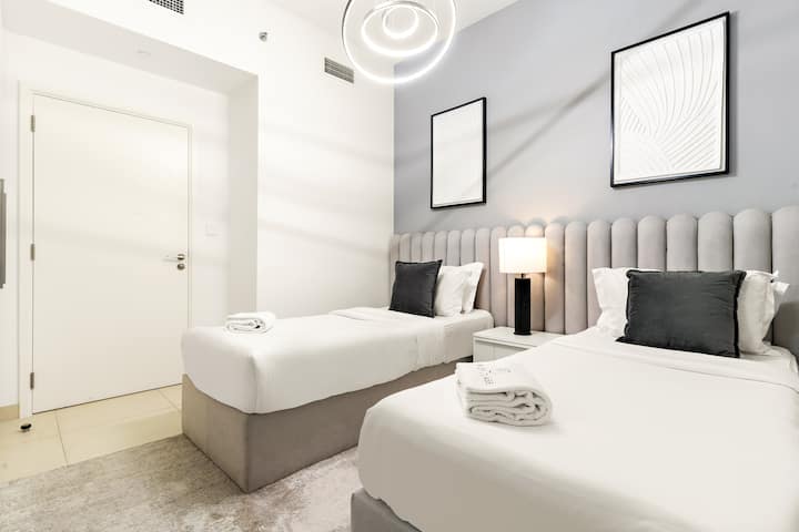 Двокреветна соба: светла и стилска, совршена за опуштање по денот исполнет со авантури во Дубаи!