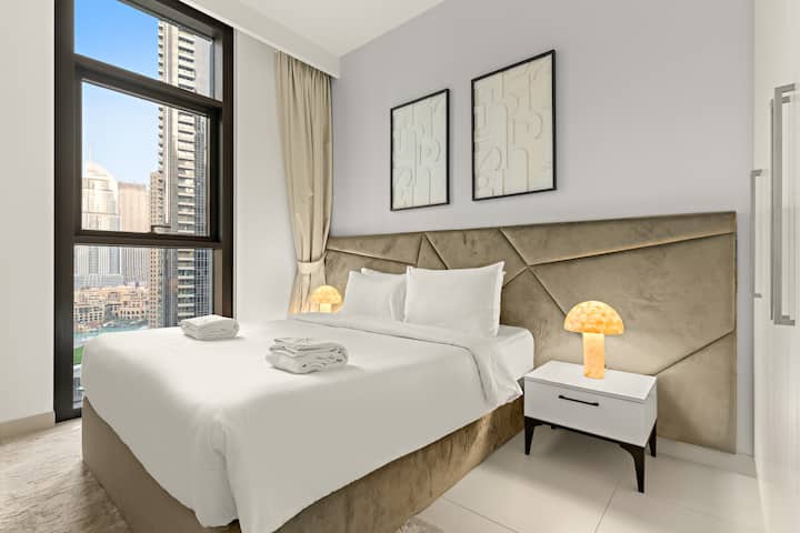 Стилска спална соба: опуштете се во елеганција со неверојатен поглед кон хоризонтот и современ декор!