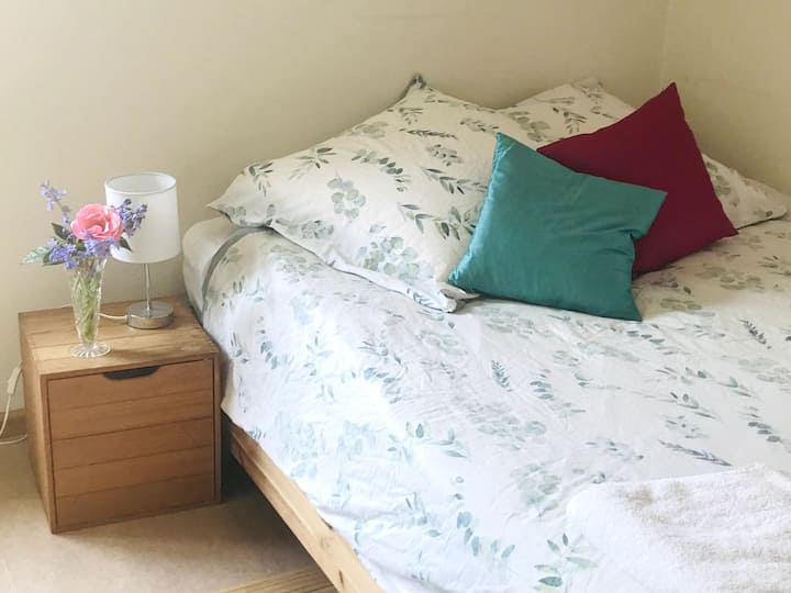 Голяма, просторна стая с изглед към градината. На разположение е бюро, ако искате да работите.