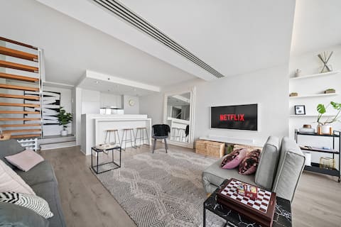 Bright 2BR Pad with Scenic City-View, Gym & Pool