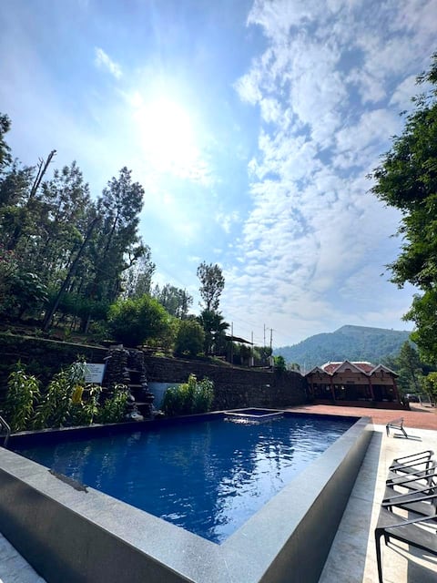 Charming Ac 4BR on Coffee Estate with Lake & Pool
