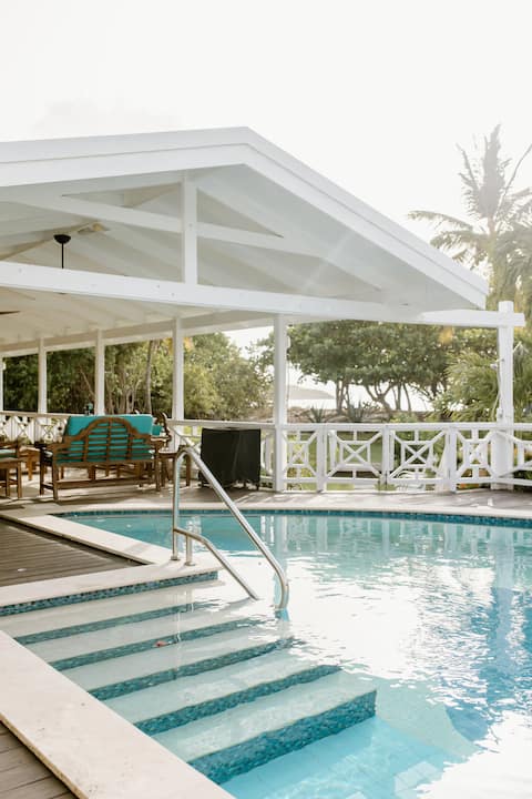 Shoy's Beach House - 5 Bedroom Villa on the Beach!