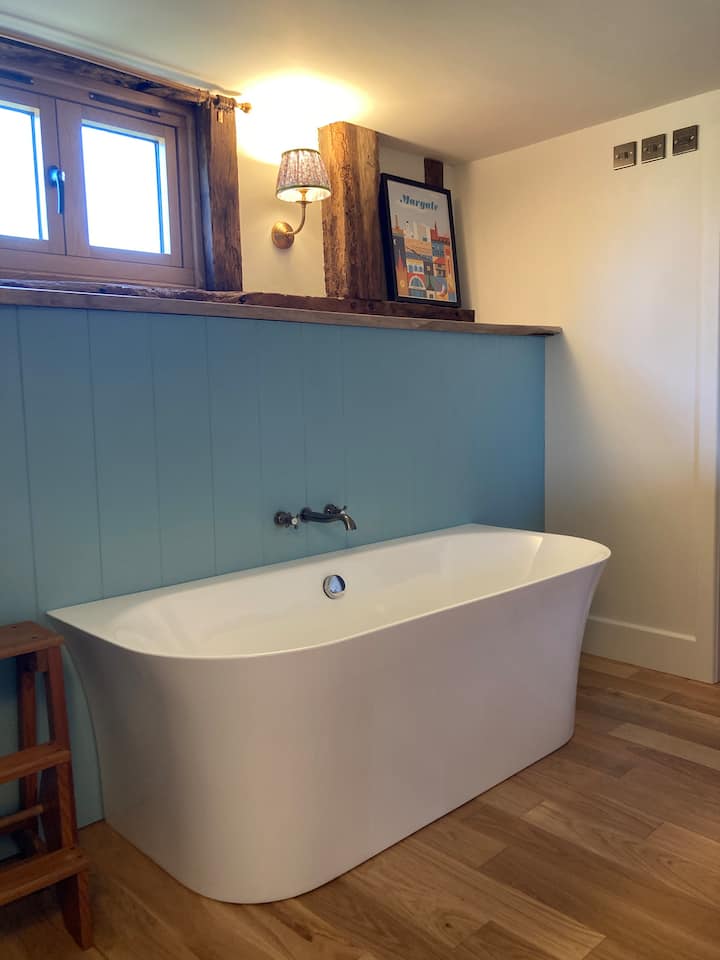 Tienes un baño en tu habitación, e incluso puedes ver la televisión mientras te deleitas en la bañera.