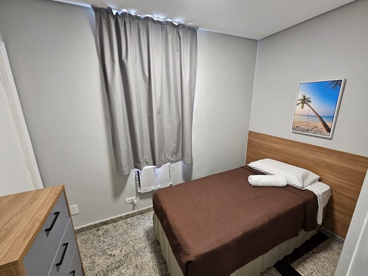 Chumba cha 3 cha kulala - chumba kilicho na chumba 1 cha kawaida cha hoteli ya kitanda kimoja - kiyoyozi cha dirisha la btus 7.500 - pazia jeusi 