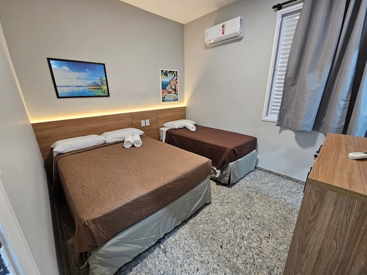 Chumba 1 - 1 Kitanda cha watu wawili na kitanda 1 cha kawaida cha hoteli. Kiyoyozi kimegawanyika btus 9,000 - ubao wa kichwa ulio na mwangaza usio wa moja kwa moja. (wavu wa kinga kwenye dirisha)