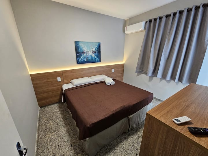 Chumba cha 2 - vitanda vinaweza kuunganishwa pamoja, kukaa katika ukubwa wa malkia. Mwangaza usio wa moja kwa moja kwenye ubao wa kichwa wa kitanda kwa ajili ya starehe zaidi. (wavu wa kinga kwenye dirisha)