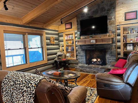 Top Airbnb: Charming Creekside Cabin Franklin, NC in Highlands / Franklin