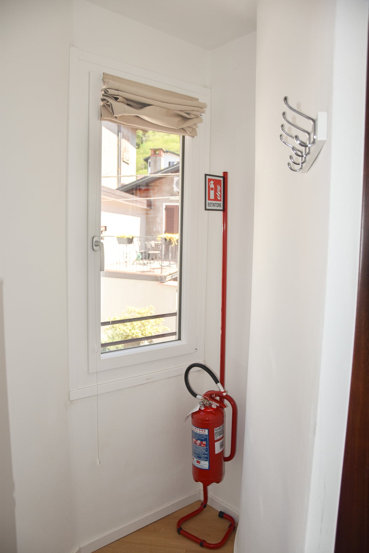 Ниша със закачалка за дрехи и пожарогасител.