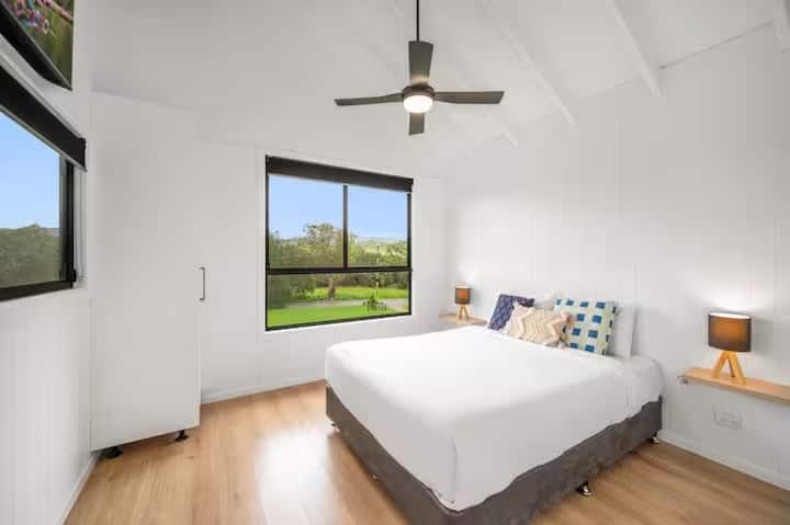 غرفة نوم تقع في أوك كوخ