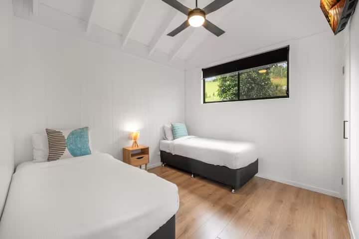 غرفة نوم تقع في أوك كوخ