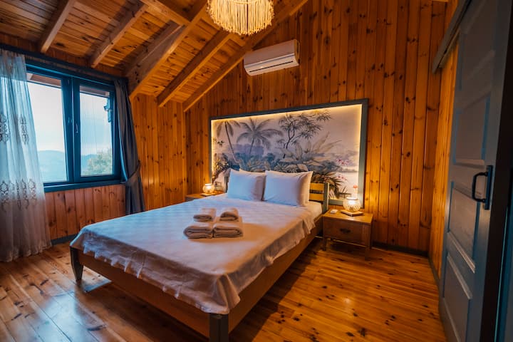 Bungalov ima bračni krevet u svakoj spavaćoj sobi, privatnu kupaonicu i WC. Kvalitetna posteljina i prostrani ormari jamče udoban san i ugodan boravak.