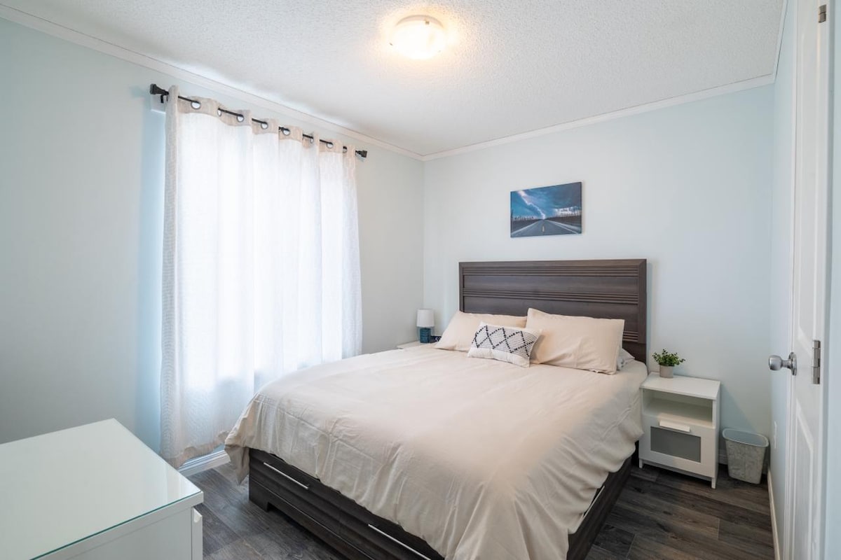 Pohodlná manželská posteľ s mäkkou posteľnou bielizňou, nočné stolíky a pokojná atmosféra. 