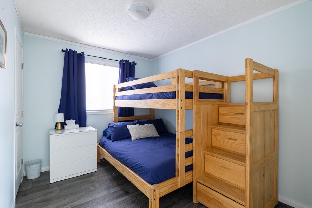 Spálňa vhodná pre rodiny s manželskou posteľou a poschodovou posteľou a zatemňovacími závesmi, ideálna pre deti alebo na zdieľané spanie. Poschodová posteľ je pevná a vhodná na použitie pre dospelých. 