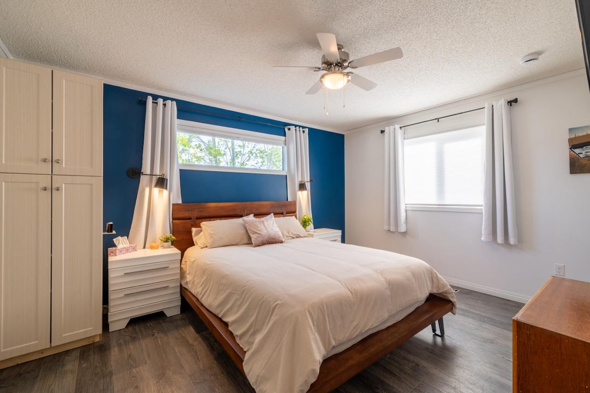 Svetlá hlavná spálňa s manželskou posteľou, TV, klimatizáciou v lete a priamym prístupom do vlastnej kúpeľne. 