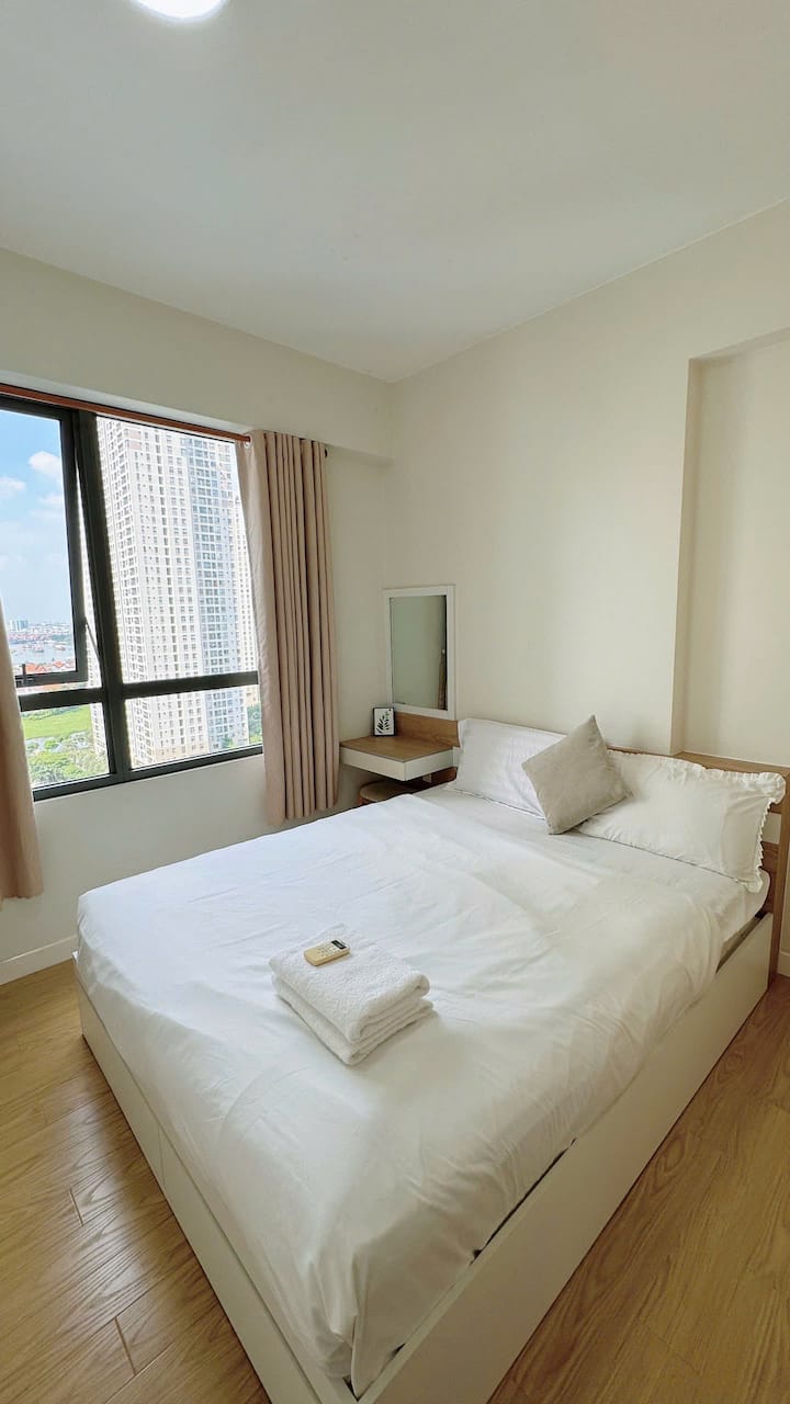 غرفة نوم ثانية مع خزانة ملابس وطاولة ملابس...