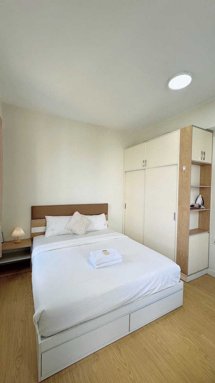 غرفة نوم رئيسية مع خزانة ملابس وطاولة خلع الملابس وطاولة عمل...