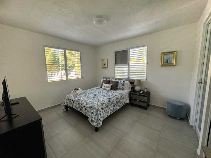 Spavaća soba 3 glavna je spavaća soba. Povezana kupaonica. Ulaz se nalazi na desnoj strani kraja hodnika. 