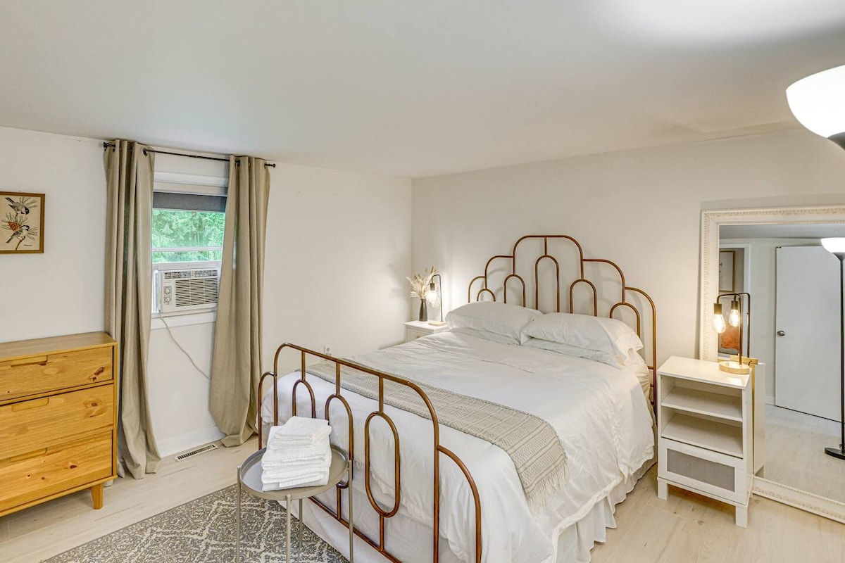 חדר שינה עם מיטת קווין סייז, ארון, מגהץ, קרש גיהוץ ומצעים נוספים. 