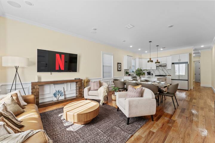 Charming new 4BR 3BA+game room+free parking gallery image 3