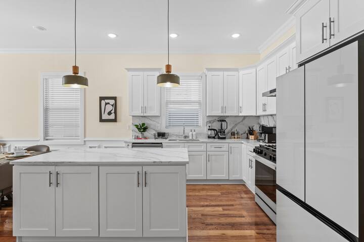 Charming new 4BR 3BA+game room+free parking gallery image 4