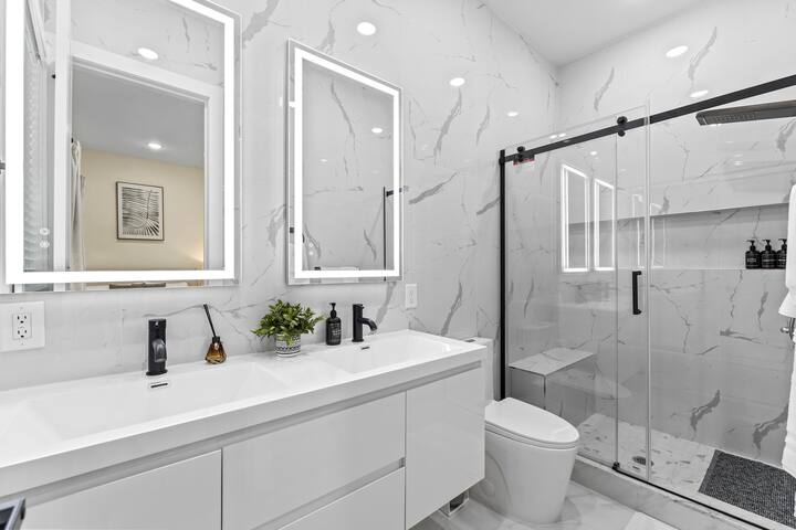 Charming new 4BR 3BA+game room+free parking gallery image 5