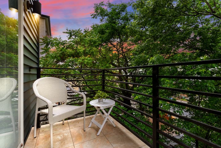 Charming new 4BR 3BA+game room+free parking gallery image 2