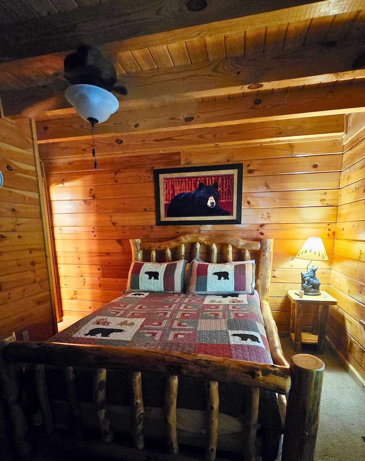 غرفة نوم 1 (في الطابق السفلي) مع سرير بحجم متوسط وخزانة ملابس وتلفزيون وخزانة ملابس