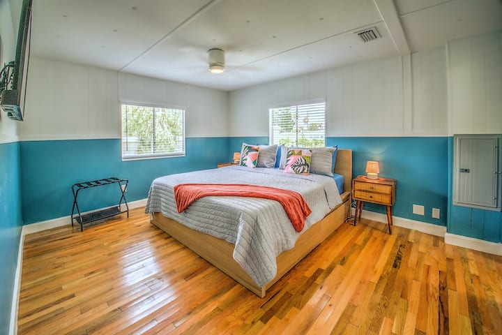 Bedroom 1- King Bed 