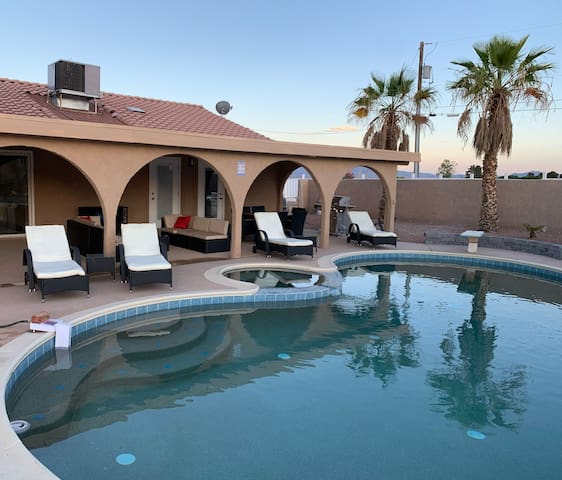 Grand Villa w/ Heated Spa, Pool, Gym – Near Strip