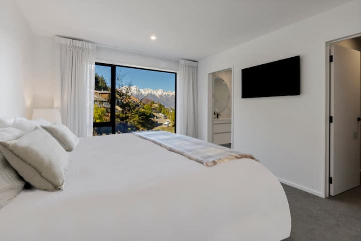 استيقظ على إطلالات بانورامية على البحيرة والجبل