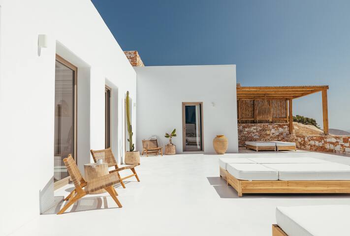 Villa Fegari – Sea view – Golden Beach, Paros gallery image 2