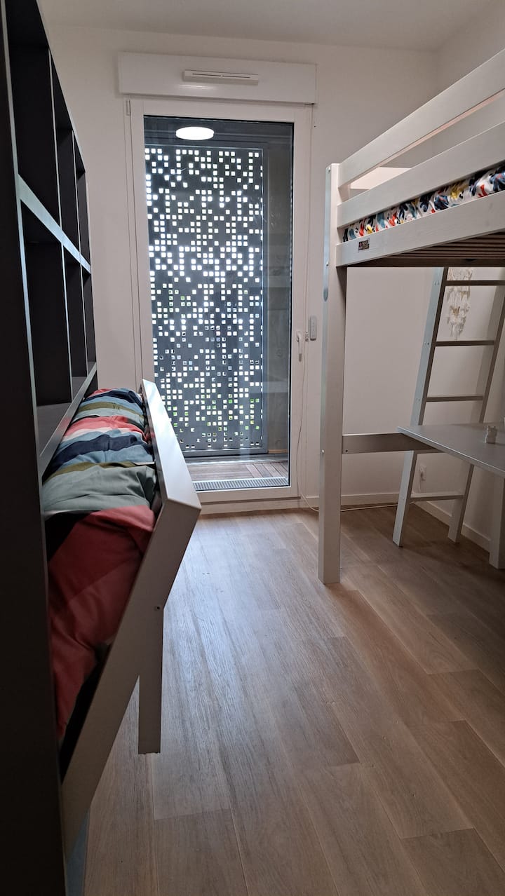 غرفة النوم 2 - 1 سرير الميزانين 90×200 سم + 1 سرير قابل للسحب 90×190 سم  + مساحة عمل