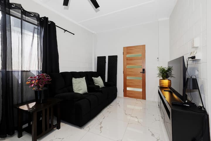 Private Guesthouse With Pool. Tropical Oasis. - Ville de Townsville