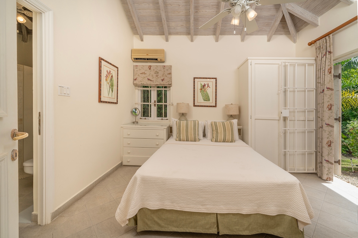 With calming tones bedroom 5 has direct access to the beautiful gardens and its own en suite and air conditioning.