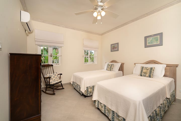 寝室4には、ツインベッド、エアコン、天井ファン、専用バスルームがあります。